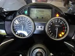 Gösterge panelindeki motosiklet uyarı lambaları yanıyor
